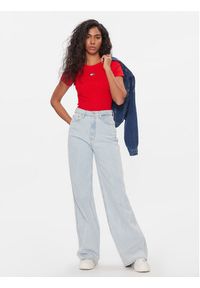 Tommy Jeans T-Shirt Badge DW0DW17881 Czerwony Slim Fit. Kolor: czerwony. Materiał: bawełna #2