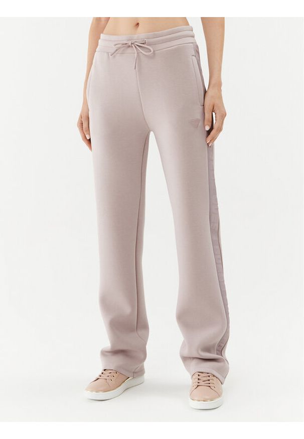 Guess Spodnie dresowe Brenda V3RB21 K7UW2 Beżowy Regular Fit. Kolor: beżowy. Materiał: wiskoza