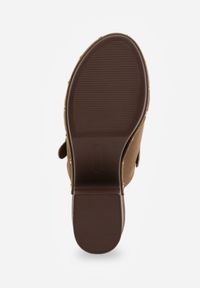 Renee - Zielone Klapki Chodaki na Słupku z Cholewką z Nitami i Paskiem z Klamerką Jinnor. Kolor: zielony. Materiał: zamsz. Wzór: ażurowy, haft. Sezon: lato. Obcas: na słupku. Styl: boho, rockowy. Wysokość obcasa: średni #9