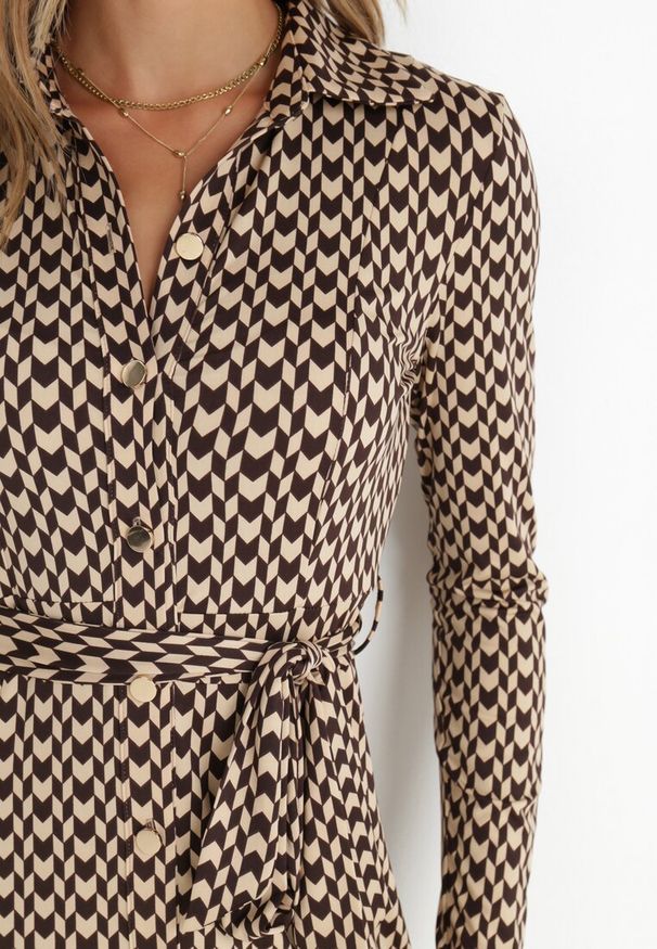 Born2be - Brązowa Sukienka Rozkloszowana Def. Kolor: brązowy. Materiał: dzianina, materiał. Wzór: geometria. Typ sukienki: dopasowane, koszulowe. Styl: klasyczny. Długość: midi