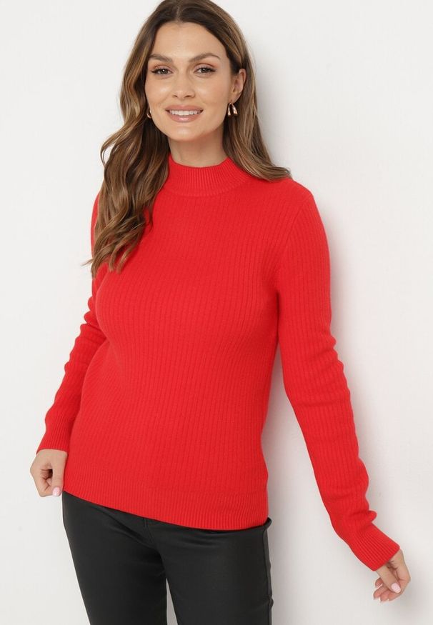 Born2be - Czerwony Sweter z Wiskozą i Golfem z Elastycznego Prążkowanego Materiału Nikiella. Okazja: na co dzień. Typ kołnierza: golf. Kolor: czerwony. Materiał: materiał, wiskoza, prążkowany. Styl: klasyczny, elegancki, casual