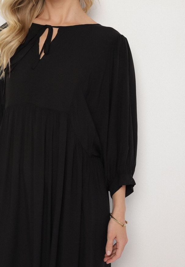Born2be - Czarna Rozkloszowana Sukienka z Wiskozy z Wiązaniem przy Dekolcie Tilania. Okazja: na co dzień. Kolor: czarny. Materiał: wiskoza. Styl: casual