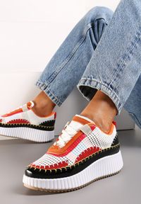 Renee - Biało-Pomarańczowe Sneakersy na Platformie Ozdobione Nitami i Patchworkowymi Wstawkami Jeneria. Kolor: biały. Wzór: aplikacja. Obcas: na platformie #1