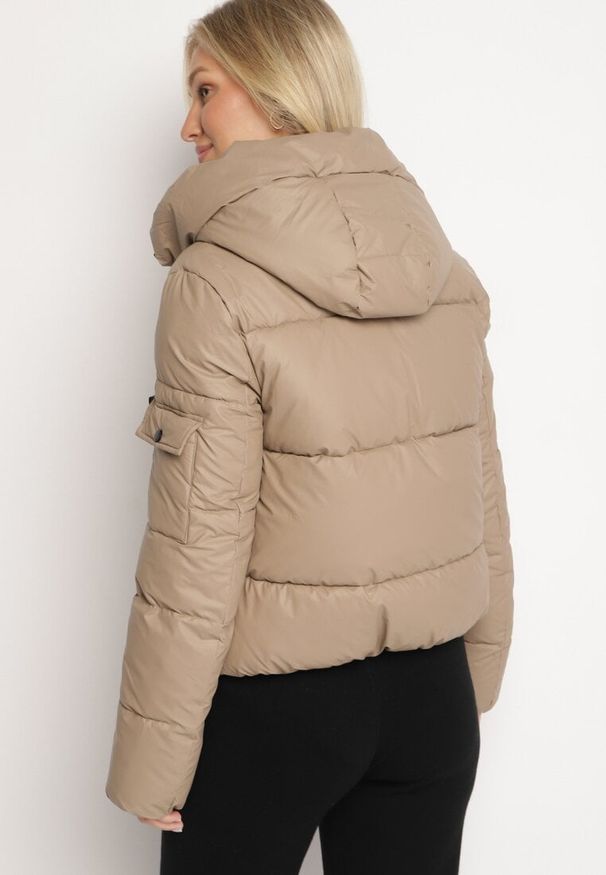 Born2be - Ciemnobeżowa Prosta Kurtka Pikowana z Kapturem i Kieszeniami Mirilda. Okazja: na spacer, na co dzień. Typ kołnierza: kaptur. Kolor: beżowy. Materiał: jeans. Sezon: zima. Styl: klasyczny, casual, elegancki