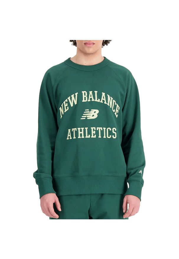 Bluza New Balance MT33550NWG - zielona. Okazja: na co dzień. Typ kołnierza: bez kaptura. Kolor: zielony. Materiał: bawełna, prążkowany. Wzór: napisy. Styl: casual, klasyczny