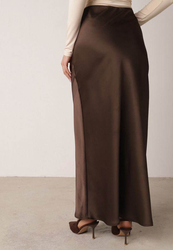 Born2be - Brązowa Satynowa Spódnica Maxi Shapas. Stan: podwyższony. Kolor: brązowy. Materiał: satyna
