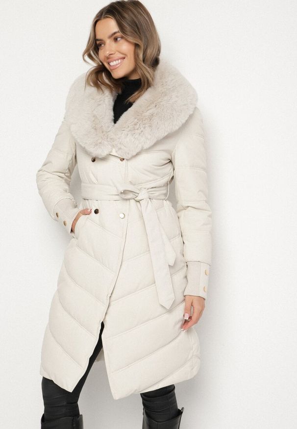 Born2be - Biała Elegancka Kurtka z Pikowanymi Przeszyciami i Futrzanym Kołnierzem Gallea. Okazja: na spacer, na co dzień. Kolor: biały. Materiał: futro. Sezon: zima. Styl: elegancki