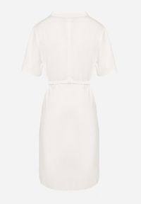 Born2be - Biała Sukienka Trapezowa z Koszulową Górą i Materiałowym Paskiem w Talii Vikiiona. Okazja: na spotkanie biznesowe. Typ kołnierza: dekolt w kształcie V. Kolor: biały. Materiał: materiał. Długość rękawa: krótki rękaw. Typ sukienki: koszulowe, trapezowe. Styl: biznesowy #6