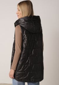 Born2be - Czarna Pikowana Kamizelka o Długim Kroju z Nieodpinanym Kapturem i Aplikacją Koretes. Okazja: na co dzień. Kolor: czarny. Materiał: prążkowany, poliester. Długość: długie. Wzór: aplikacja. Styl: casual #6