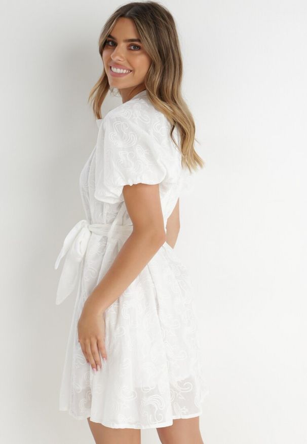 Born2be - Biała Sukienka z Bawełny Zanpey. Kolor: biały. Materiał: bawełna. Wzór: haft. Styl: elegancki. Długość: mini