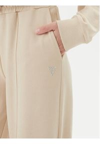 Guess Spodnie dresowe V5GB07 KCRP0 Beżowy Regular Fit. Kolor: beżowy. Materiał: bawełna #2