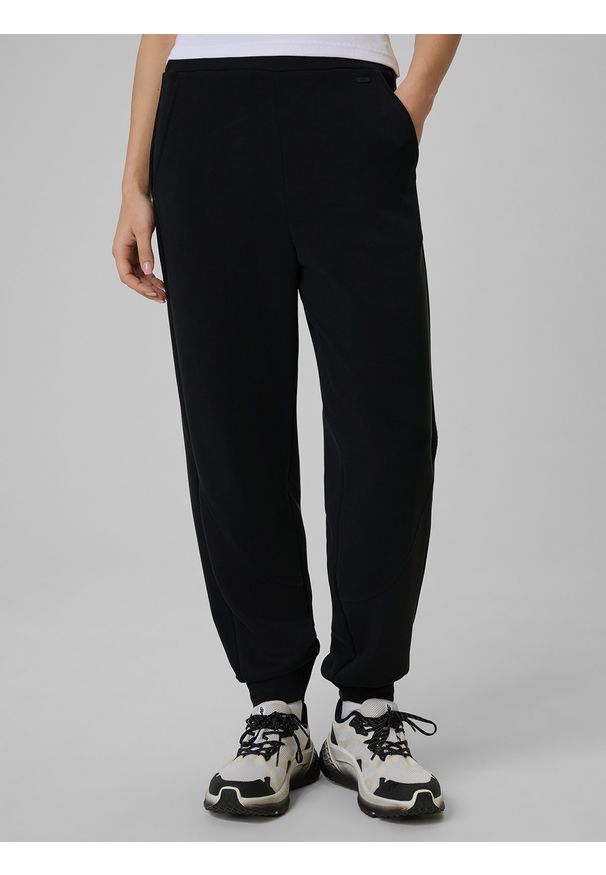4f - 4F Spodnie dresowe z modalem joggery damskie - czarne XS. Stan: podwyższony. Kolor: czarny. Materiał: dresówka. Długość: do kostek. Wzór: gładki