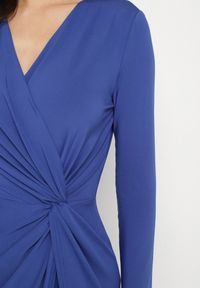 Born2be - Niebieska Sukienka z Efektownym Marszczeniem i Rozcięciem z Wiskozą Kliheria. Okazja: na co dzień. Kolor: niebieski. Materiał: wiskoza. Długość rękawa: długi rękaw. Styl: klasyczny, casual, elegancki #4