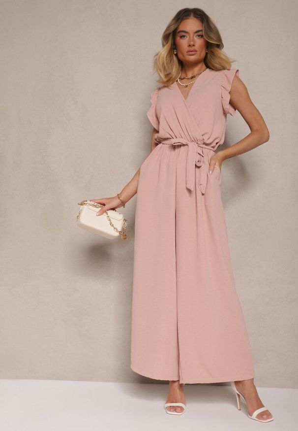 Renee - Jasnoróżowy Koktajlowy Kombinezon Wiązany Paskiem Wykończony Falbankami przy Ramionach Vimaseni. Okazja: na imprezę, na co dzień. Kolor: różowy. Sezon: lato. Styl: wizytowy
