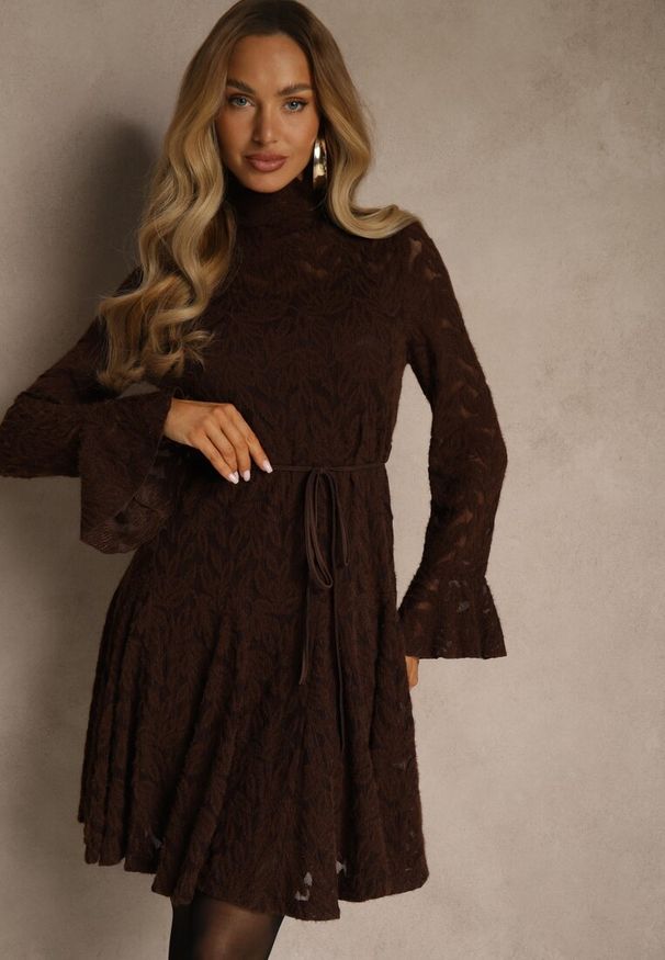 Renee - Brązowa Sukienka ze Stójką z Koronki Zdobiona Wiązaniem w Talii i Falbanami Elarassa. Typ kołnierza: kołnierzyk stójkowy. Kolor: brązowy. Materiał: koronka. Długość rękawa: na ramiączkach. Wzór: aplikacja, koronka. Styl: rockowy