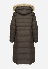 Born2be - Ciemnozielona Kurtka Pikowana Mocno Ocieplana z Kapturem z Futerkiem Gelirra. Okazja: na co dzień. Typ kołnierza: kaptur. Kolor: zielony. Materiał: futro. Długość rękawa: długi rękaw. Długość: długie. Styl: casual, elegancki #4