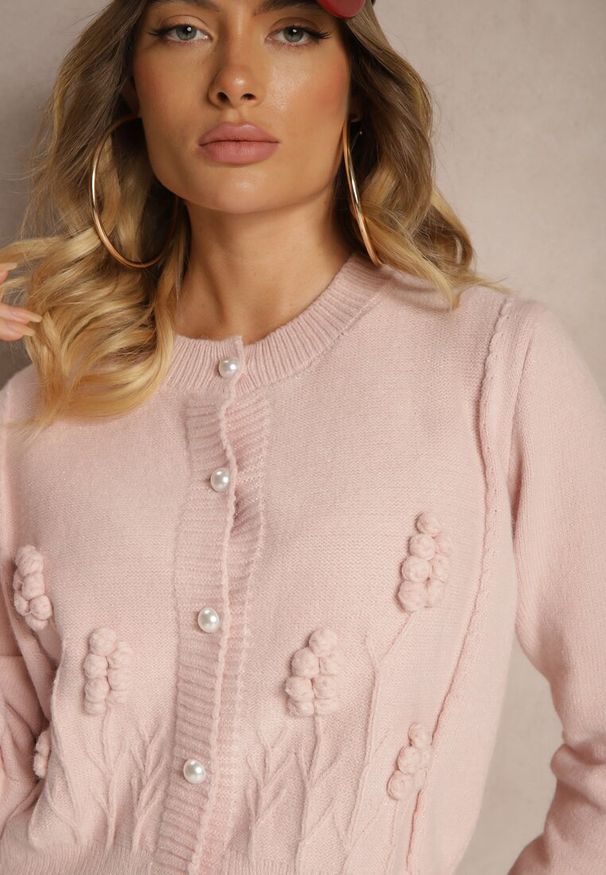 Renee - Różowy Wiskozowy Kardigan z Guzikami Perełkami Brokatem Tłoczeniem i Kuleczkami Harirani. Kolor: różowy. Materiał: wiskoza. Styl: klasyczny