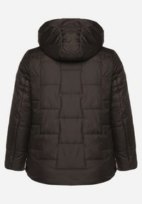 Born2be - Czarna Pikowana Kurtka z Kapturem i Ozdobnymi Suwakami Tulirisa. Okazja: na co dzień. Typ kołnierza: kaptur. Kolekcja: plus size. Kolor: czarny. Materiał: jeans. Styl: sportowy, casual #7