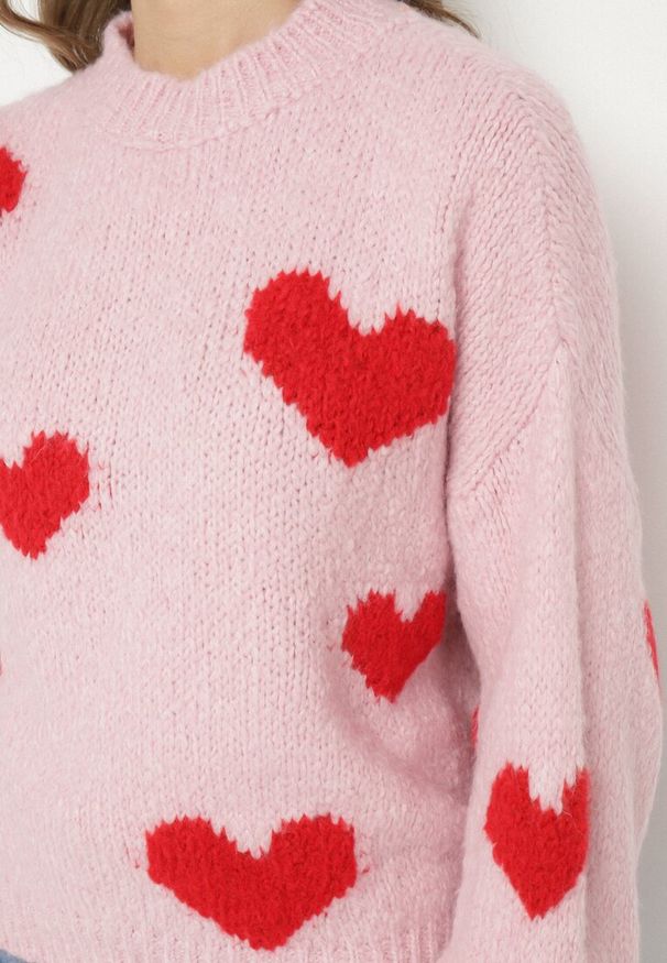 Born2be - Różowy Sweter z Wełną Wiskozą i Motywem Serc Lisaviena. Okazja: na co dzień. Kolor: różowy. Materiał: wiskoza, wełna. Sezon: jesień. Styl: casual