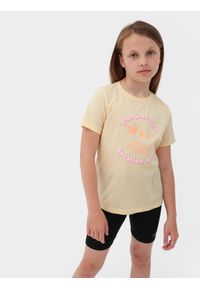 4F JUNIOR - T-shirt z nadrukiem dziewczęcy - żółty. Kolor: żółty. Materiał: bawełna. Długość rękawa: krótki rękaw. Wzór: nadruk