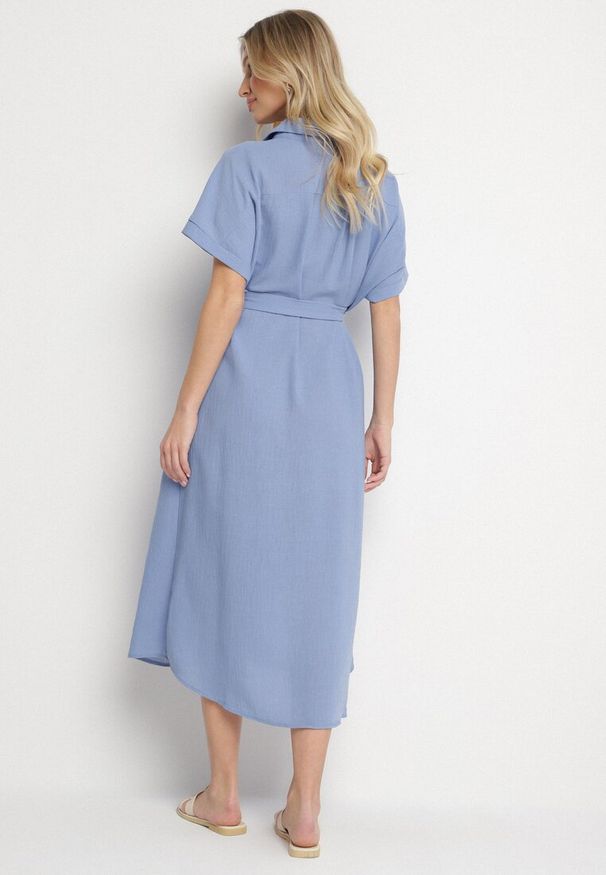 Born2be - Granatowa Sukienka z Wiskozy o Koszulowym Kroju z Wiązanym Paskiem Danisna. Okazja: na co dzień. Kolor: niebieski. Materiał: wiskoza. Długość rękawa: krótki rękaw. Wzór: aplikacja. Typ sukienki: koszulowe. Styl: klasyczny, casual, elegancki. Długość: midi