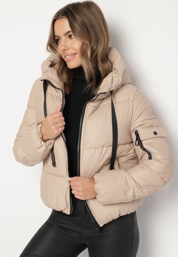 Born2be - Beżowa Pikowana Kurtka Puffer z Kapturem i Ozdobnymi Taśmami Relania. Okazja: na spacer, na co dzień. Typ kołnierza: kaptur. Kolor: złoty. Materiał: dzianina, skóra, poliester. Styl: casual