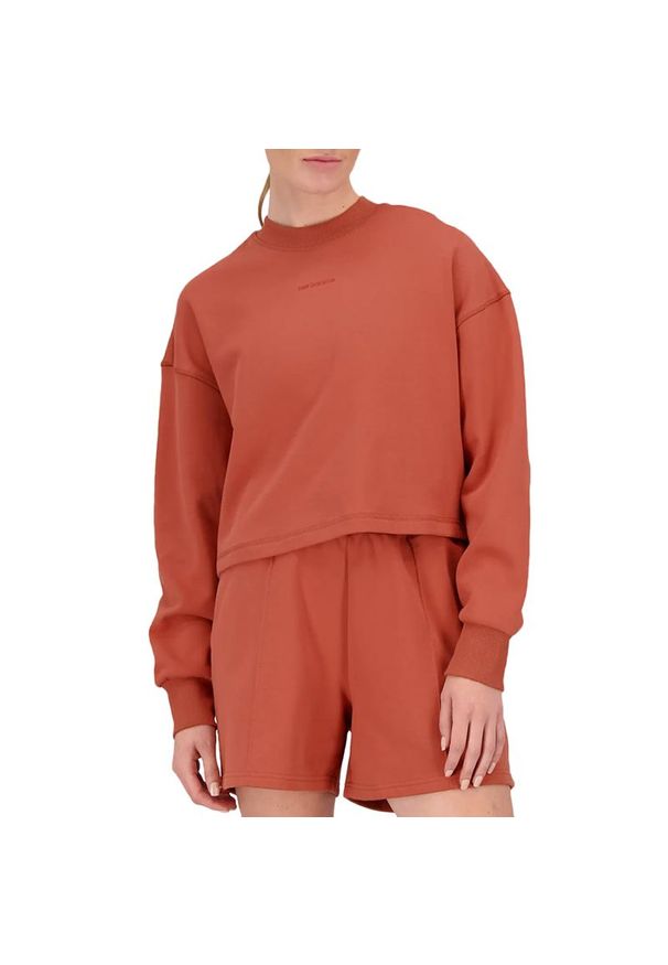 Bluza New Balance WT23555MHY - brązowa. Kolor: brązowy. Materiał: tkanina, bawełna. Styl: sportowy, klasyczny