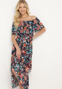Born2be - Granatowo-Różowa Sukienka z Hiszpańskim Dekoltem z Wiązanym Paskiem w Kwiaty z Bawełny Rissanique. Okazja: na co dzień. Kolor: niebieski. Materiał: bawełna. Wzór: kwiaty. Sezon: lato. Typ sukienki: rozkloszowane. Styl: casual, elegancki #2