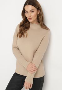 Born2be - Jasnobeżowy Sweter z Wiskozą o Prostym Kroju ze Stójką i Wewnętrznym Ociepleniem Gemira. Okazja: na spotkanie biznesowe, do pracy. Typ kołnierza: kołnierzyk stójkowy. Kolor: beżowy. Materiał: wiskoza. Długość rękawa: długi rękaw. Długość: długie. Wzór: aplikacja, bez wzorów. Styl: elegancki, biznesowy #7