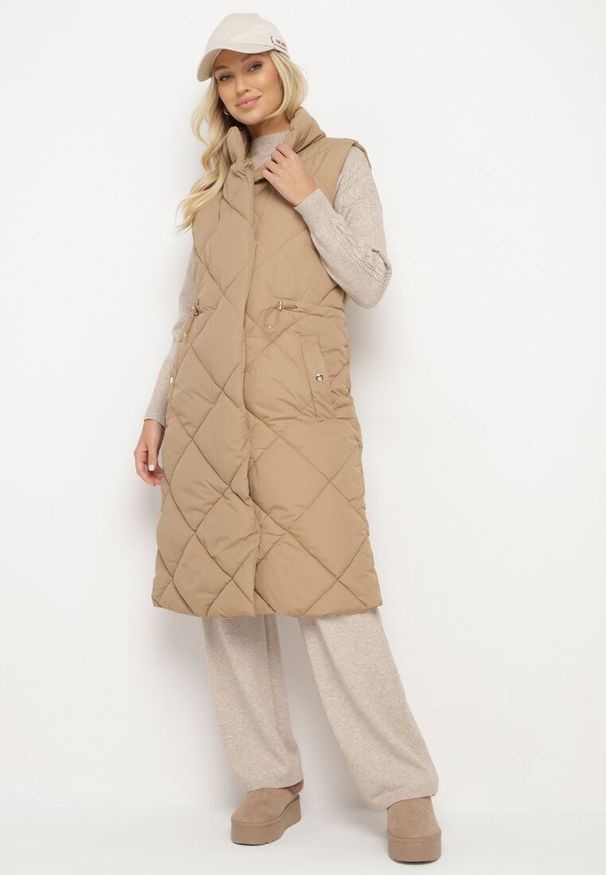 Born2be - Ciemnobeżowa Pikowana Kamizelka o Długim Kroju ze Stójką i Kieszeniami Avatheia. Okazja: na co dzień. Typ kołnierza: kołnierzyk stójkowy. Kolor: beżowy. Materiał: jeans. Długość: długie. Wzór: aplikacja. Styl: klasyczny, casual, elegancki