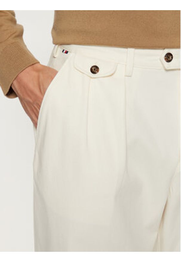 TOMMY HILFIGER - Tommy Hilfiger Chinosy MW0MW37733 Biały Regular Fit. Kolor: biały. Materiał: bawełna