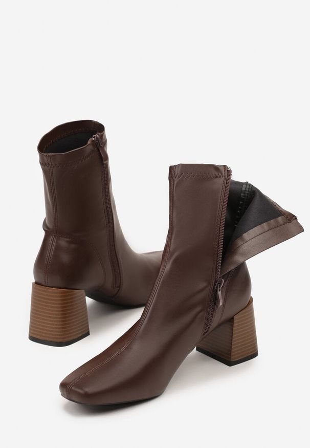 Born2be - Brązowe Botki Vices na Stożkowym Obcasie z Dopasowaną Cholewką Giosella. Okazja: na co dzień. Kolor: brązowy. Materiał: jeans. Szerokość cholewki: normalna. Obcas: na obcasie. Styl: casual, elegancki. Wysokość obcasa: średni