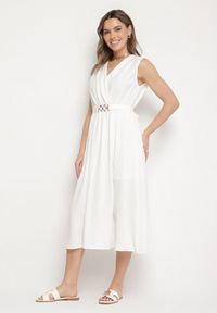 Born2be - Biała Rozkloszowana Sukienka Ozdobiona Paskiem z Klamrą Tinilsa. Okazja: na spacer. Kolor: biały. Wzór: aplikacja. Typ sukienki: kopertowe. Styl: elegancki
