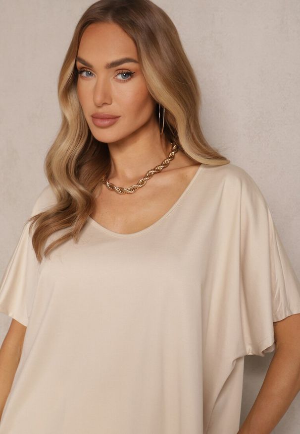 Renee - Beżowy T-shirt z Wiskozą w Stylu Nietoperza Liofala. Okazja: na co dzień. Kolor: beżowy. Materiał: wiskoza. Styl: elegancki, casual