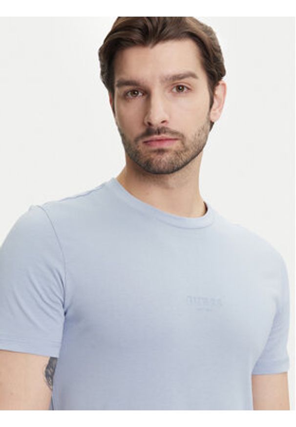 Guess T-Shirt M2YI72 I3Z14 Błękitny Slim Fit. Kolor: niebieski. Materiał: bawełna