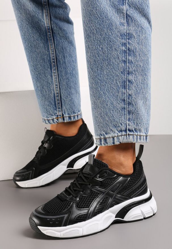 Renee - Czarne Sneakersy na Grubej Podeszwie z Siateczkową Cholewką i Sznurowaniem Ravare. Zapięcie: pasek. Kolor: czarny. Szerokość cholewki: normalna. Wzór: paski