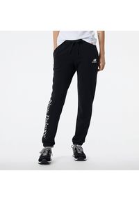 Spodnie New Balance WP21508BK – czarne. Kolor: czarny. Materiał: materiał, dresówka. Wzór: napisy. Styl: klasyczny, elegancki, sportowy