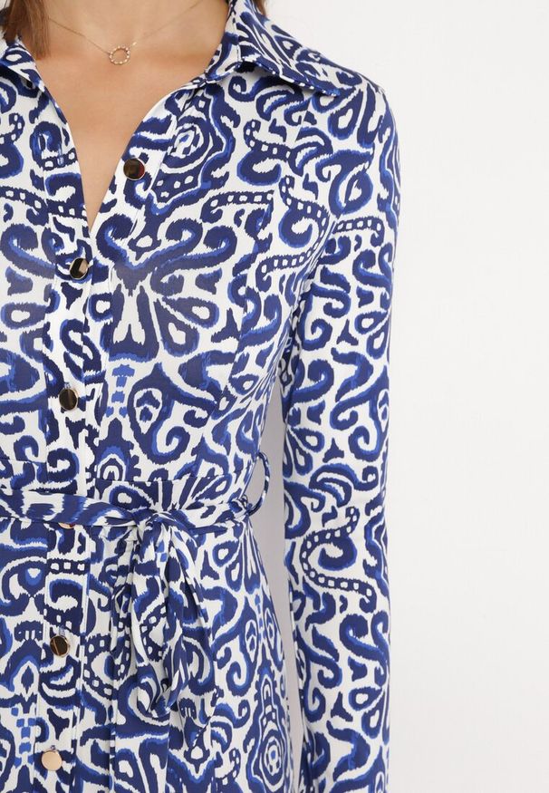 Born2be - Niebiesko-Biała Rozkloszowana Sukienka Midi o Koszulowym Fasonie z Ozdobnym Wzorem Liovia. Kolor: niebieski. Materiał: materiał. Typ sukienki: koszulowe. Styl: klasyczny. Długość: midi