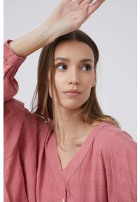Wrangler koszula bawełniana damska kolor różowy relaxed. Kolor: różowy. Materiał: bawełna. Długość rękawa: długi rękaw. Długość: długie