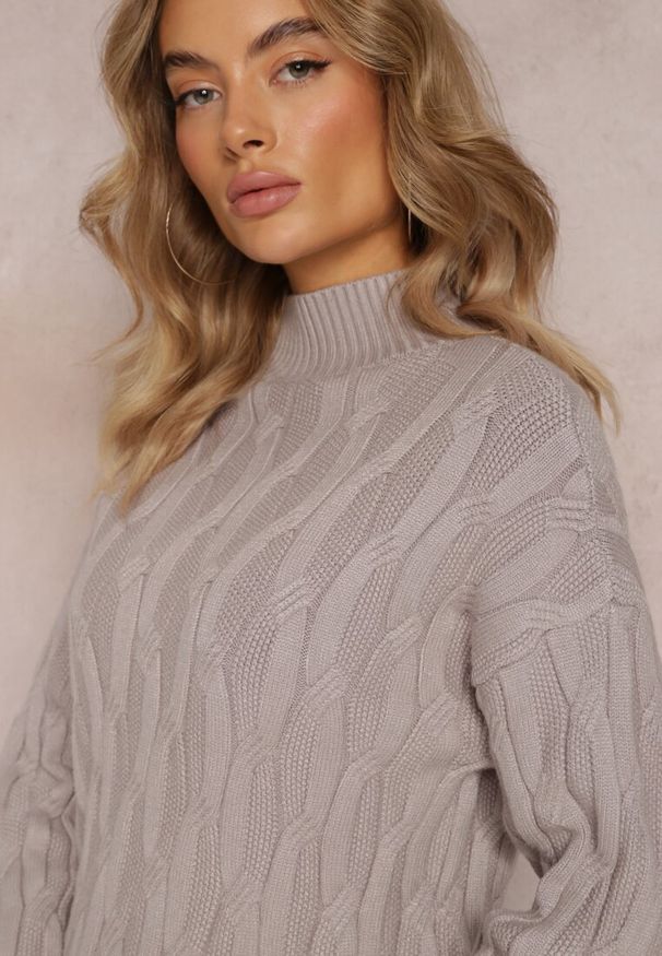 Renee - Szary Golf o Klasycznym Fasonie z Modnym Splotem i Ściągaczami Franka. Typ kołnierza: golf. Kolor: szary. Materiał: wiskoza. Wzór: ze splotem. Sezon: zima, jesień. Styl: klasyczny