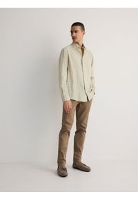 Reserved - Spodnie chino slim fit - brązowy. Kolor: brązowy. Materiał: tkanina. Wzór: gładki