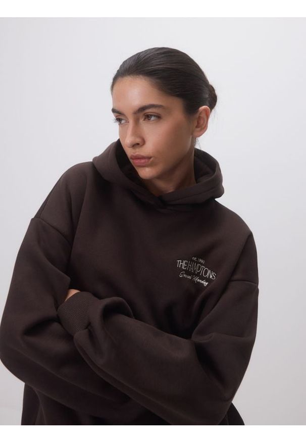 Reserved - Bluza z haftowanym napisem - ciemnobrązowy. Kolor: brązowy. Materiał: bawełna, dzianina. Wzór: napisy, haft