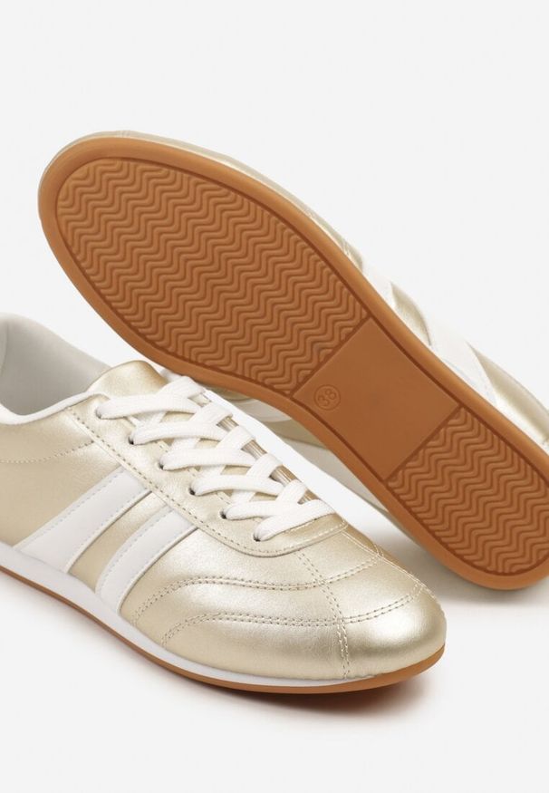 Renee - Złoto-Białe Sneakersy Typu Tenisówki z Paseczkami Liantina. Okazja: na co dzień. Zapięcie: pasek. Kolor: złoty. Materiał: jeans. Wzór: paski