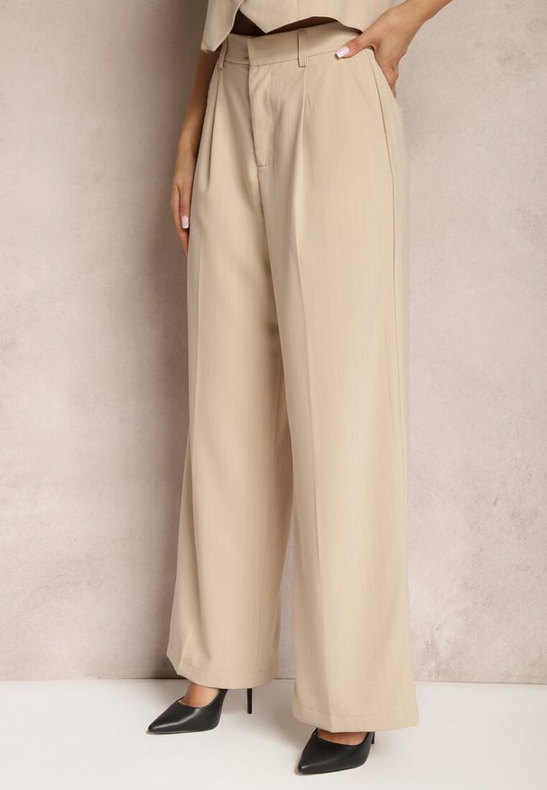 Renee - Beżowe Spodnie Szerokie w Garniturowym Stylu w Delikatne Prążki Tsalena. Okazja: na co dzień, na imprezę, na spotkanie biznesowe. Stan: podwyższony. Kolor: beżowy. Materiał: prążkowany. Wzór: prążki. Styl: biznesowy, casual, elegancki, wizytowy