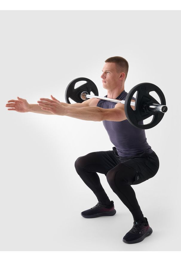 4f - 4F Tank top treningowy bezszwowy szybkoschnący męski 4F x Robert Lewandowski - granatowy L/XL. Kolor: szary. Materiał: dzianina, elastan, włókno, syntetyk, materiał, skóra, jersey. Wzór: gładki, jednolity, ze splotem. Sport: fitness