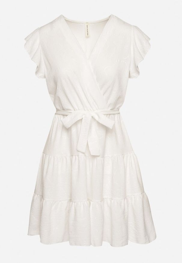 Born2be - Biała Kopertowa Sukienka Ozdobiona Falbanami i Paskiem Liliessa. Okazja: na co dzień. Typ kołnierza: dekolt w kształcie V. Kolor: biały. Wzór: aplikacja. Typ sukienki: kopertowe. Styl: klasyczny, casual, elegancki