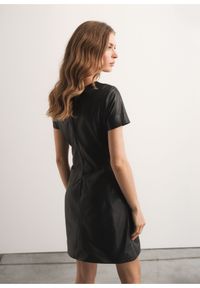 Ochnik - Czarna skórzana sukienka z nitami. Kolor: czarny. Materiał: skóra. Wzór: aplikacja. Styl: elegancki. Długość: mini #2