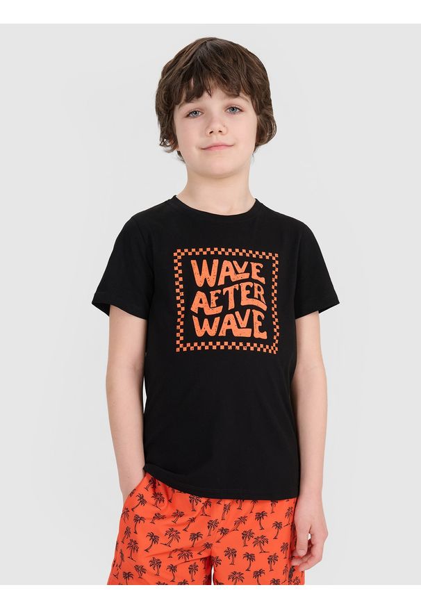 4f - 4F T-shirt regular z nadrukiem chłopięcy - czarny 128 (7-8 lat). Okazja: na co dzień. Kolor: czarny. Materiał: bawełna, jersey, dzianina. Długość rękawa: krótki rękaw. Długość: krótkie. Wzór: nadruk. Sezon: lato. Styl: klasyczny, sportowy, casual