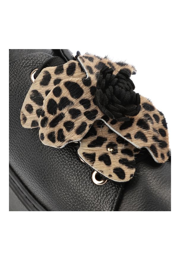 Sneakersy damskie Karino, na platformie skórzane licowe w kwiat z panterki i sznurowane, czarne, 5764-126-P. Okazja: na co dzień. Kolor: czarny. Materiał: skóra. Wzór: kwiaty, motyw zwierzęcy. Obcas: na platformie. Styl: casual, elegancki