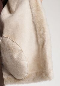 Born2be - Beżowa Kurtka Futerko z Kapturem i Wiązanym Paskiem Zetara. Okazja: na co dzień, na spacer. Typ kołnierza: kaptur. Kolor: beżowy. Materiał: futro. Styl: klasyczny, casual #3